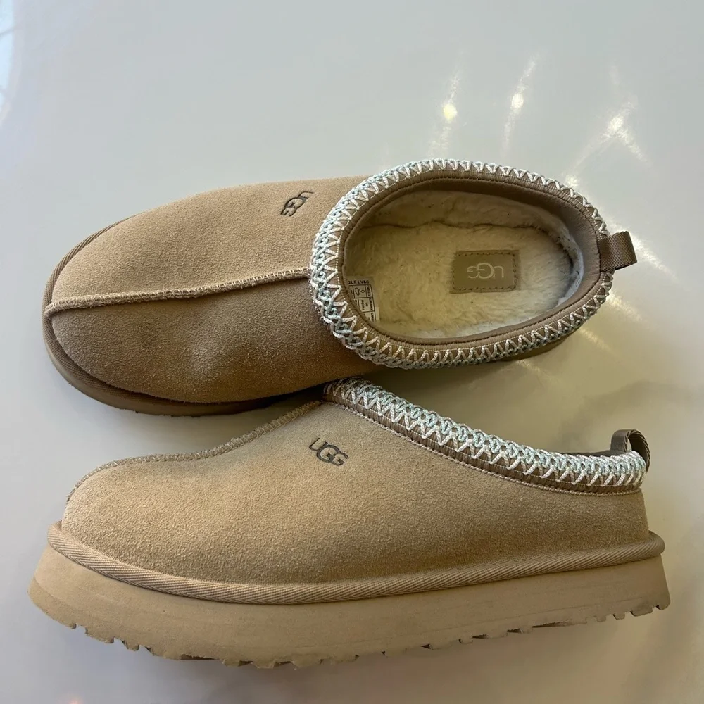 UGG Kids Slip-On Shearling Lined Slippers in Chestnut/Tan kids 6 women’s 7